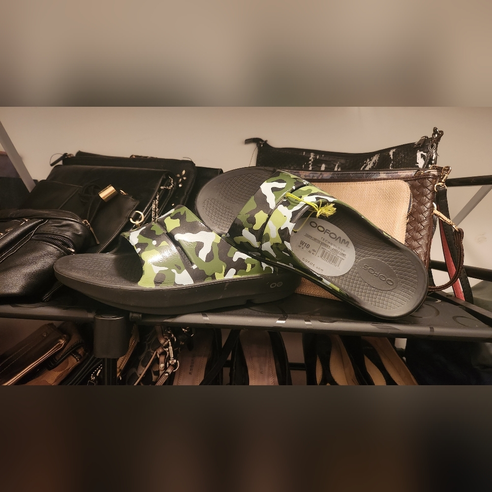 OOFOS Slide Sandal. Hard to find color!